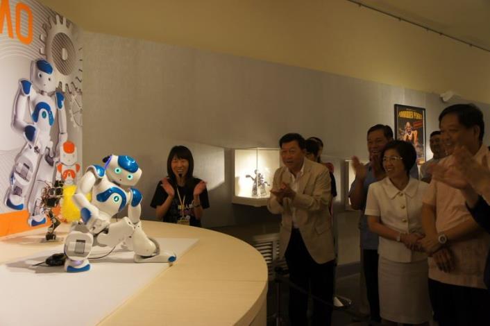 邱縣長參觀「機器人總動員」特展為明年燈會｢國際機器人燈區｣ 取經